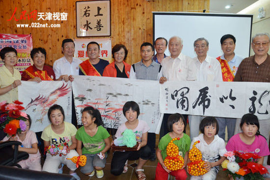 天津市劳模志愿者协会联合多家单位 为太阳村捐赠义卖