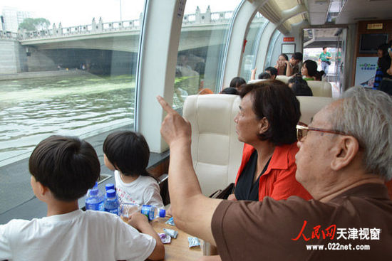 下午大家一同乘坐海河游轮观赏了津城美景，这是天津市海河旅游有限公司为这次活动无偿提供的