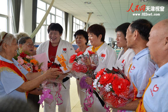 本月10日，天津市劳模志愿者代表与天津柔道队共同欢迎佟文和她的战友伦敦凯旋归来